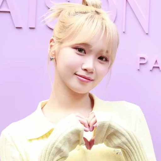 Kim Chaewon from LE SSERAFIM singer, an AI character on folk